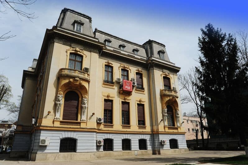 Opposition asks for early elections in Romania, PSD threatens to suspend president