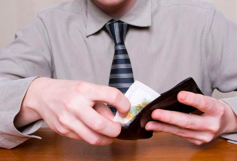 Politicians quarrel over salary increases before elections in Romania