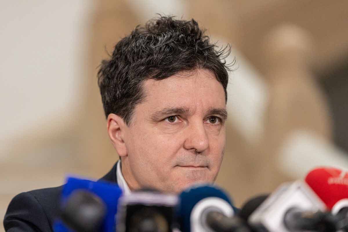 Romania elections: Bucharest mayor to run for president in 2025