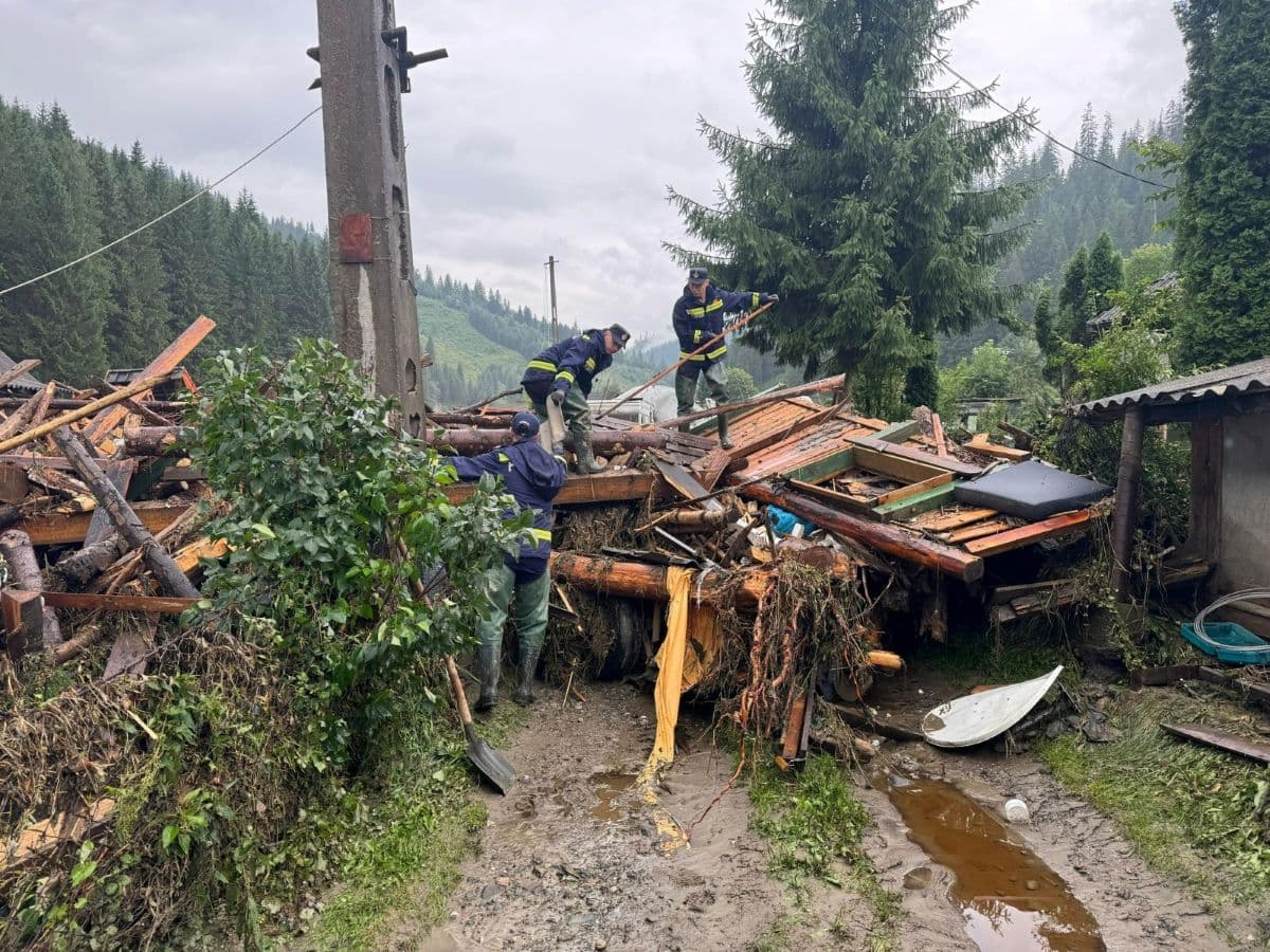 Floods in northern Romania: More than 800 houses damaged, 300 firefighters still working in the area