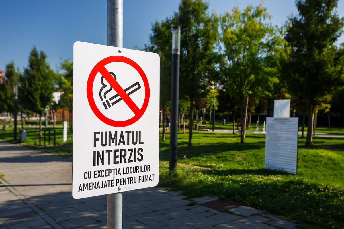 Smoking ban enforced in Cluj-Napoca’s parks, bus stops and sports facilities
