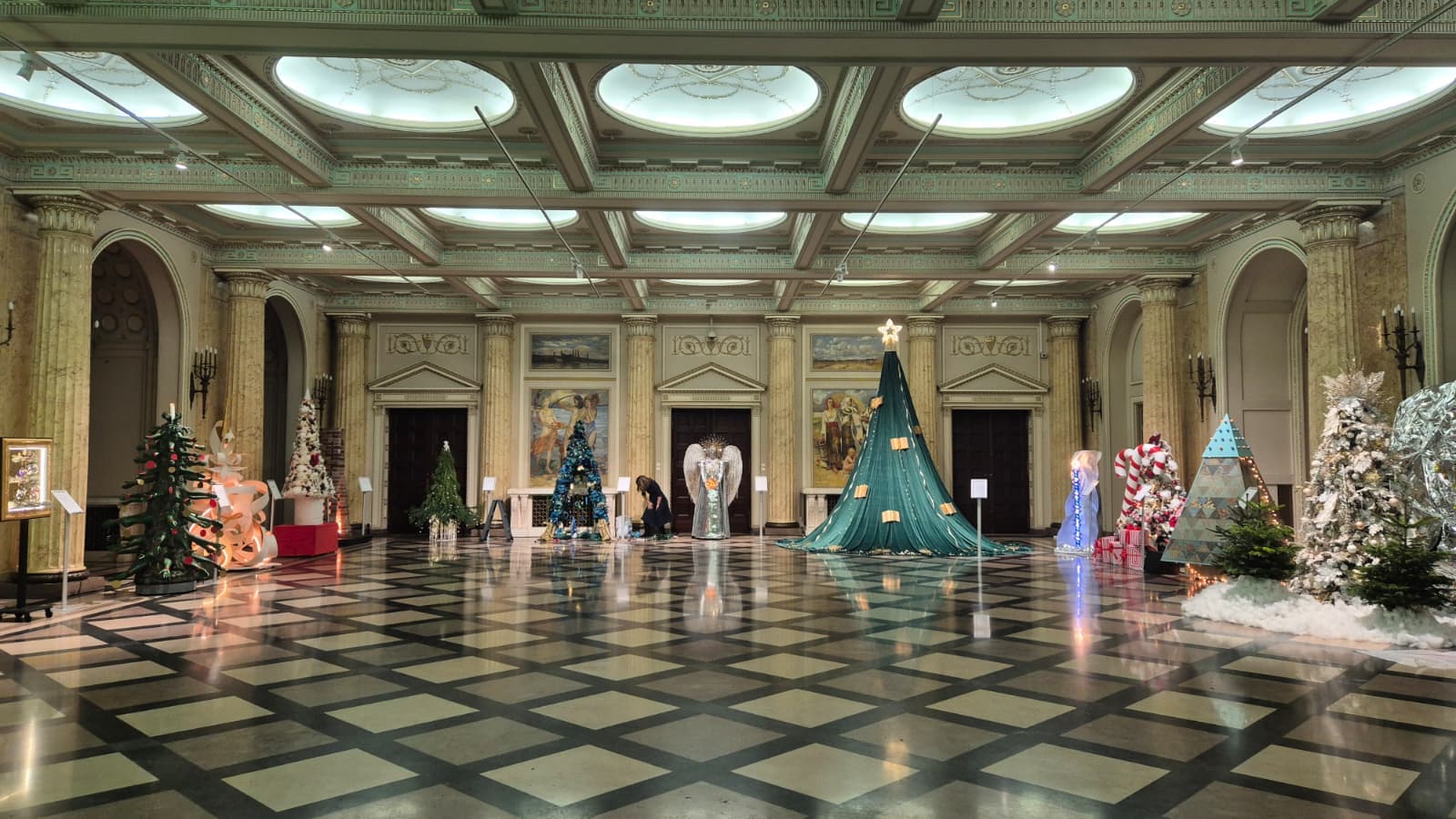 Charitable Christmas tree auction at Romanian National Art Museum raises over EUR 1 mln