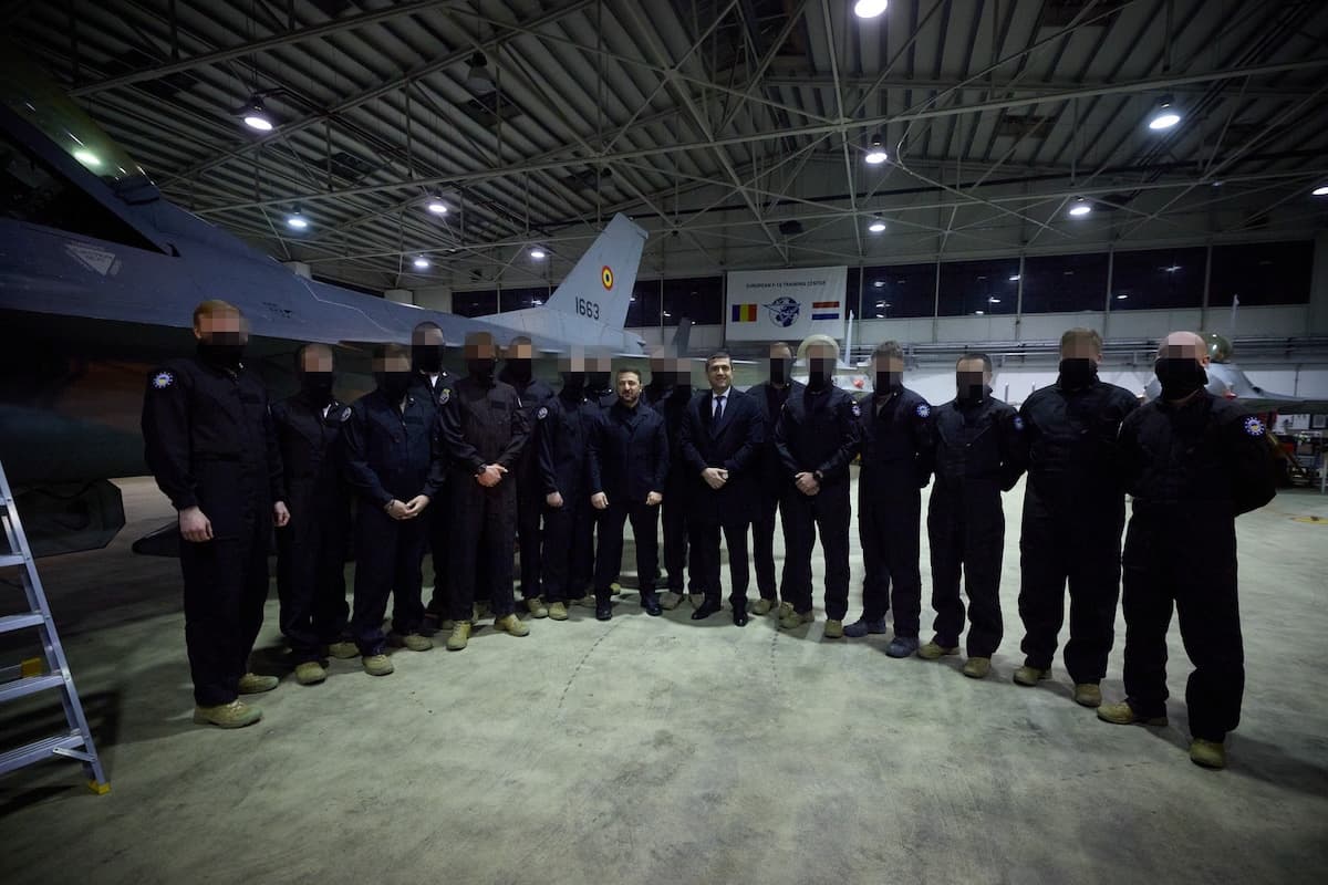 Volodymyr Zelensky visits Romanian air base where Ukrainian pilots train on F-16s