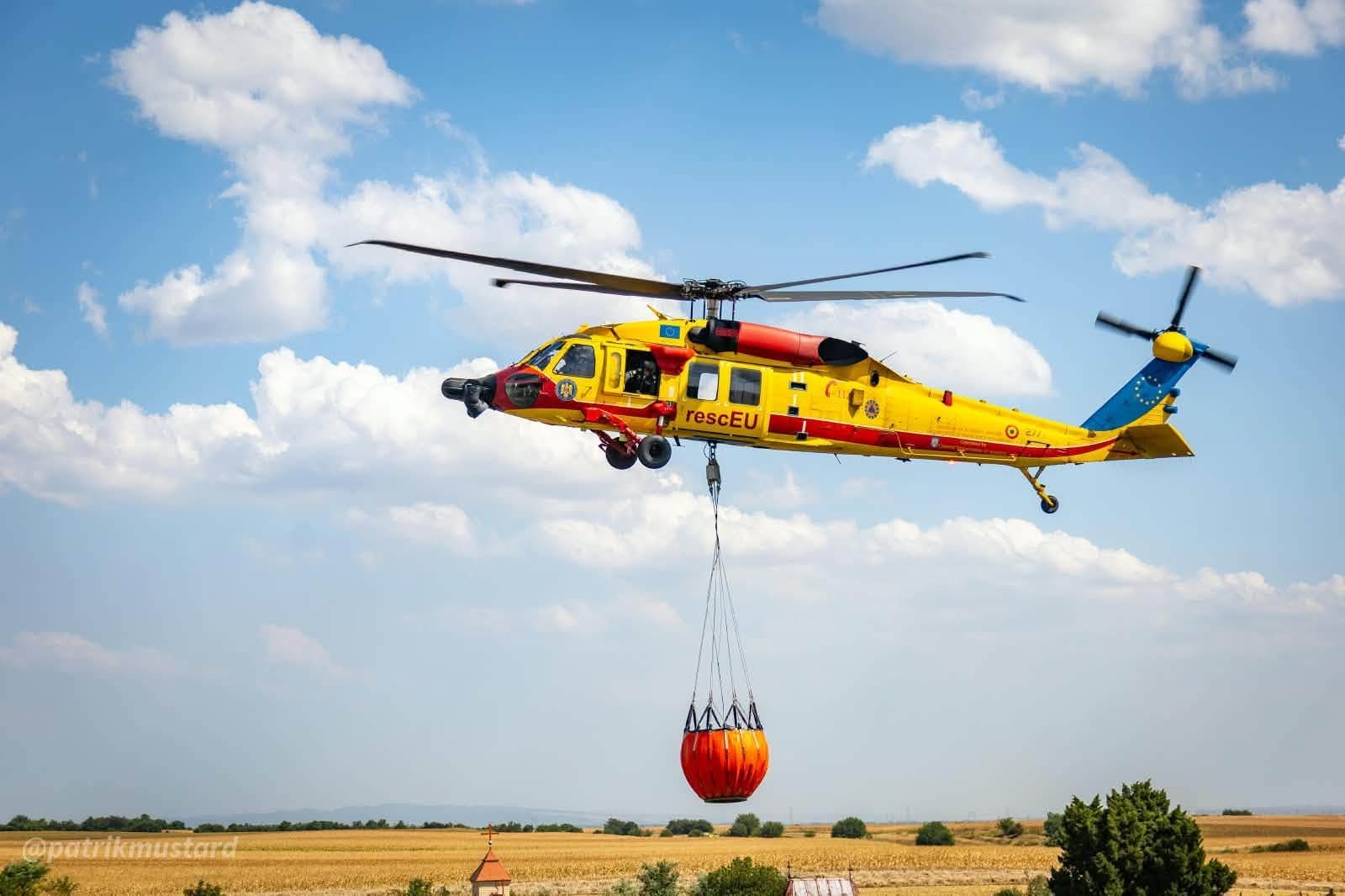 Romanian firefighters, Black Hawk helicopter deploy to Serbia to fight wildfires