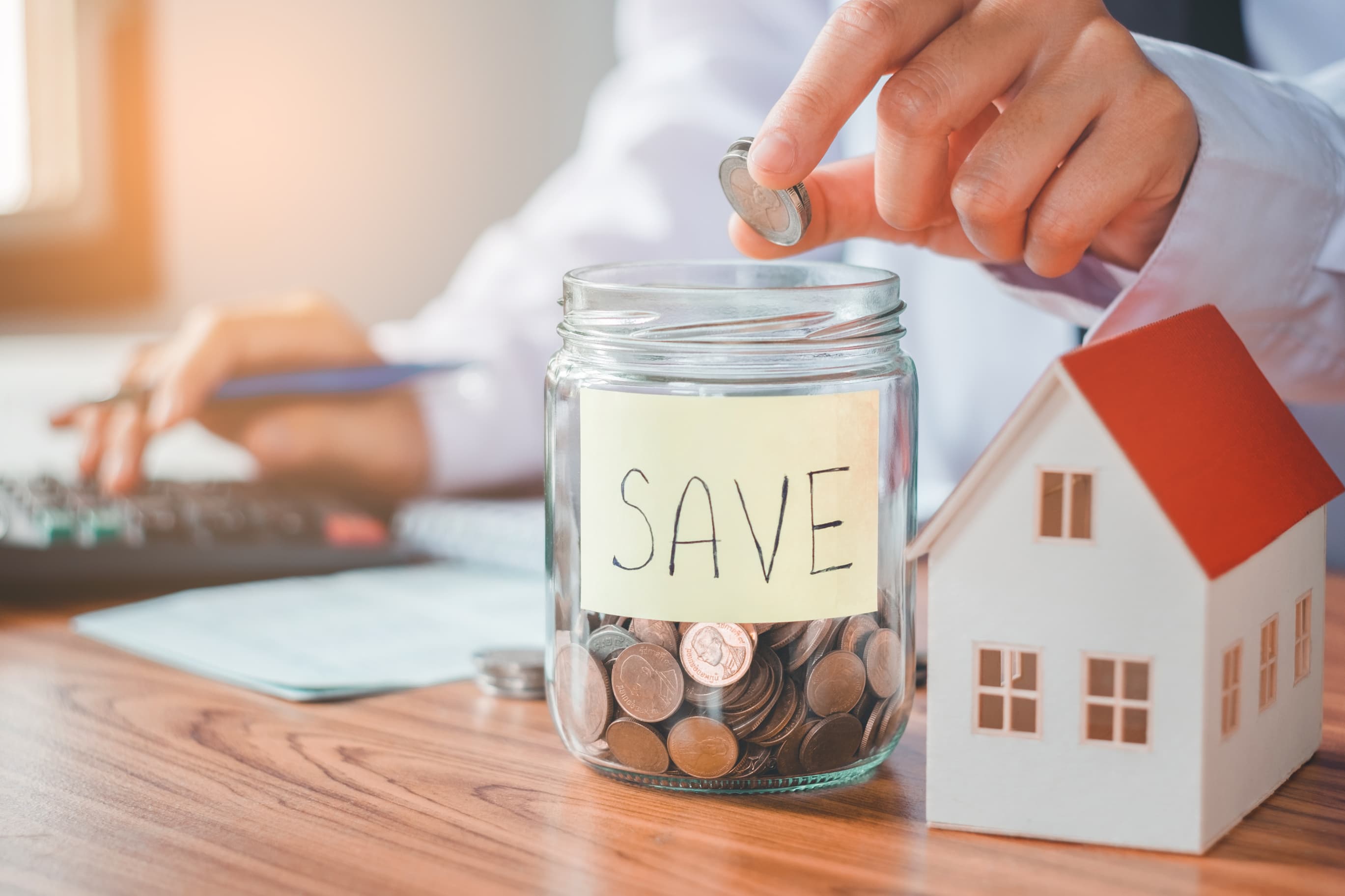 Less than half of Romanians manage to save regularly, survey finds
