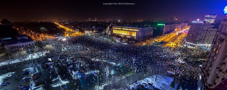 Fourth day of massive protests in Romania, 120,000 people sing national anthemn in Bucharest, huge rallies expected over the weekend