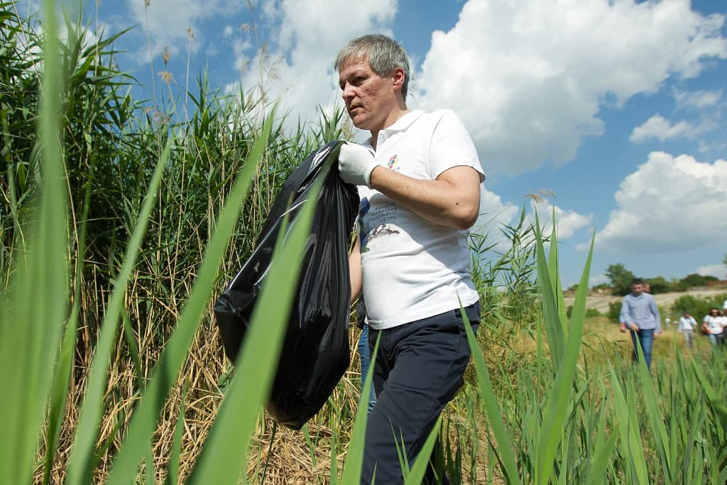 Romanian PM leaves suit for T-shirt to help clean up Bucharest’s Vacaresti Natural Park