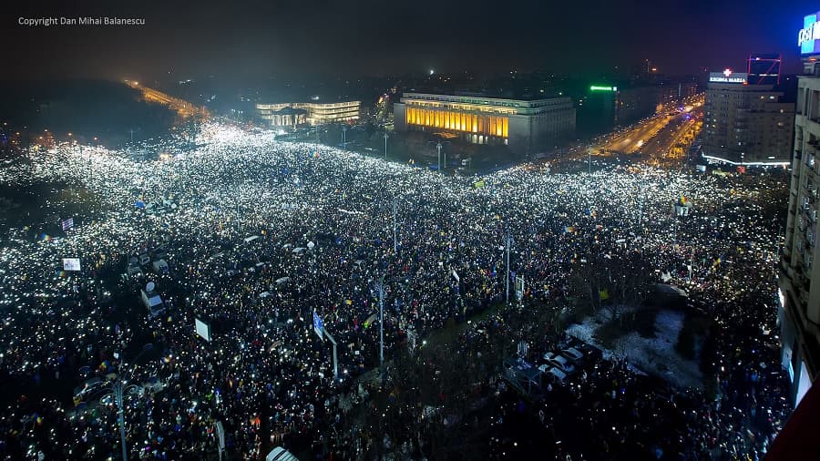 Over 200,000 people light up Bucharest’s Victoriei Square in biggest protest Romania has seen in years